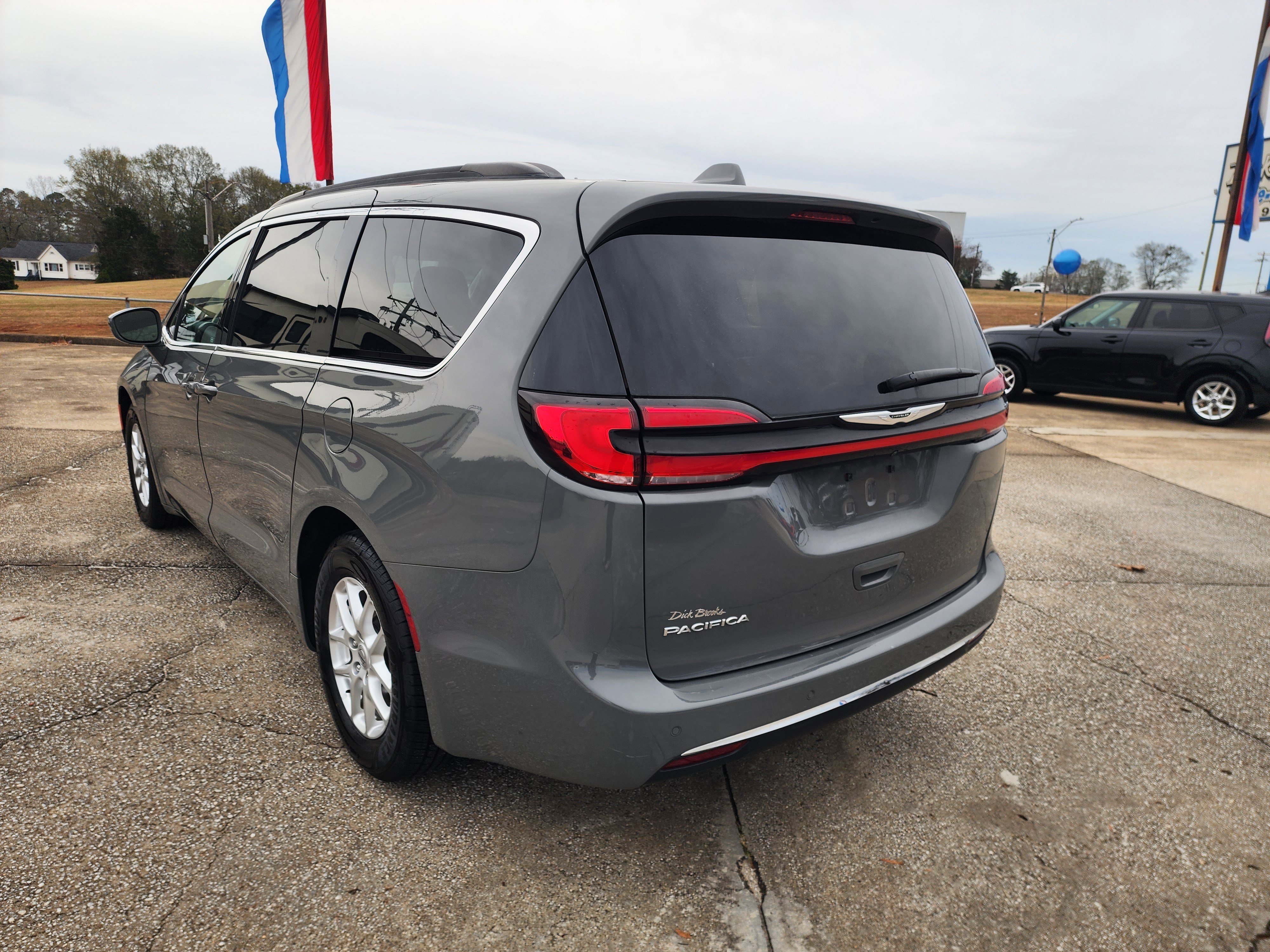 Used 2022 Chrysler Pacifica Touring-L image 7