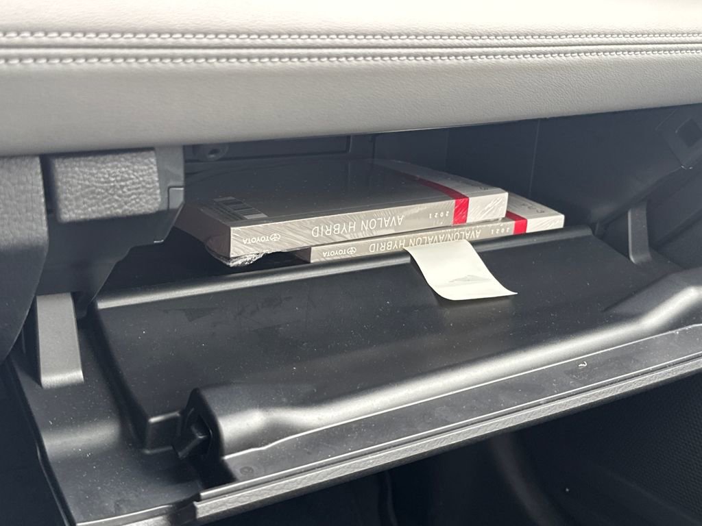 Used 2021 Toyota Avalon XLE w/ Moonroof Package image 28