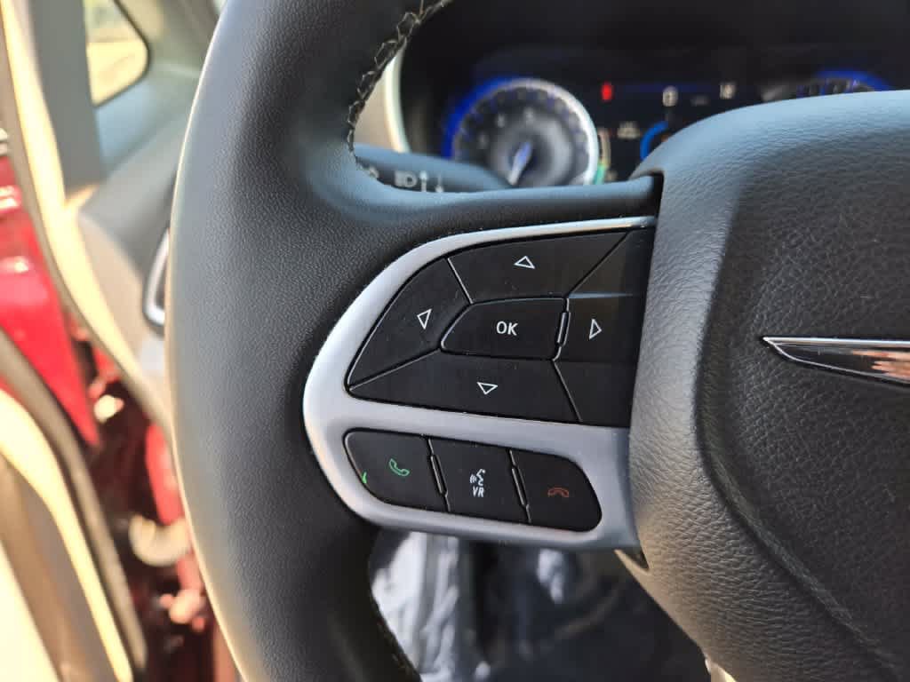 Used 2023 Chrysler Pacifica Touring-L FWD image 21