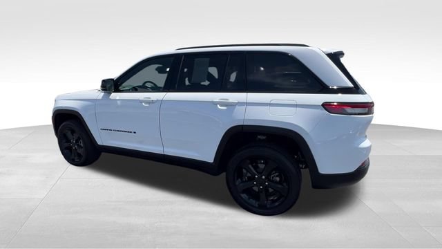Used 2025 Jeep Grand Cherokee Altitude AWD/4WD image 4