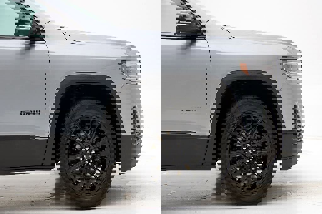 Used 2023 GMC Acadia SLE w/ Driver Convenience Package image 3