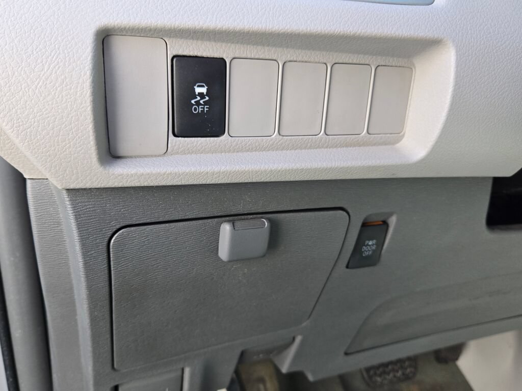 Used 2015 Toyota Sienna LE FWD image 22