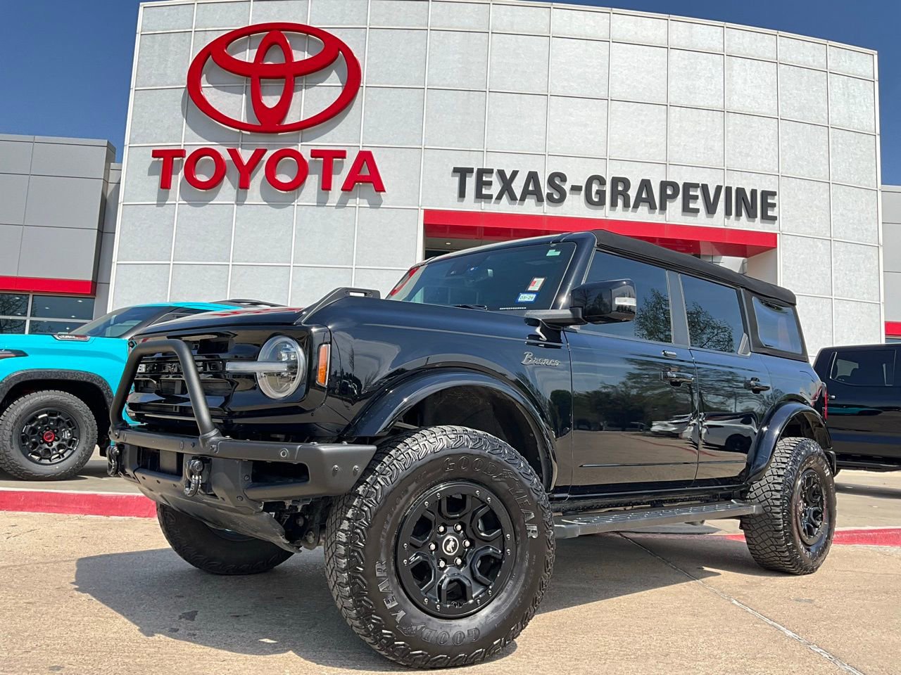 Used 2023 Ford Bronco Outer Banks image 2