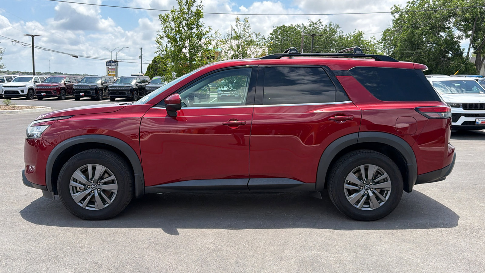 Used 2022 Nissan Pathfinder SV w/ SV Black Package FWD image 8