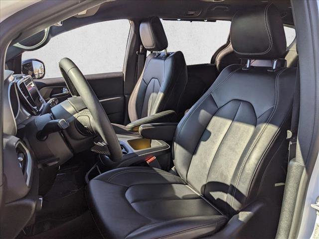 Used 2025 Chrysler Pacifica Select image 15