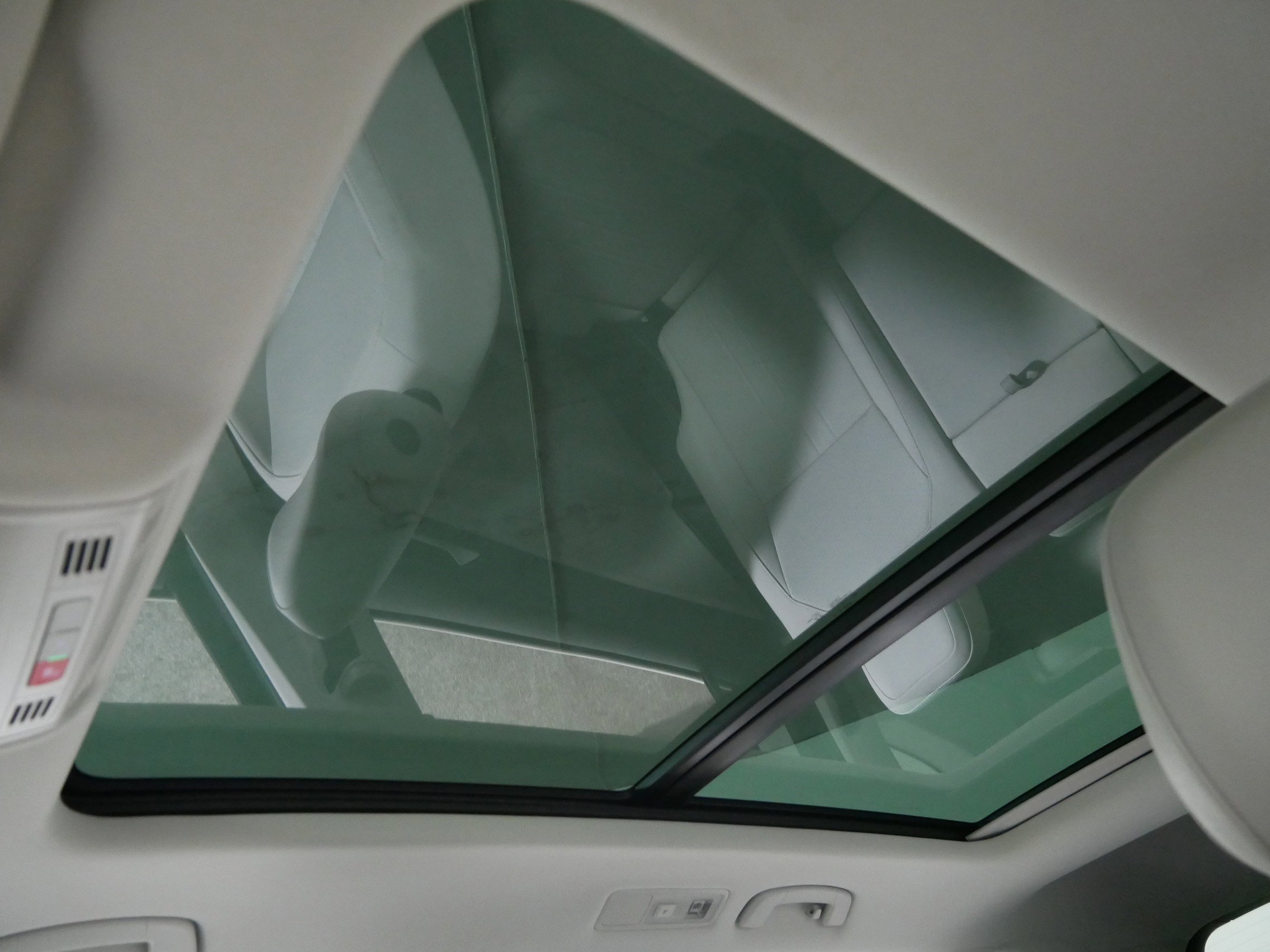 Used 2023 Volkswagen Tiguan SE w/ Panoramic Sunroof Package image 31