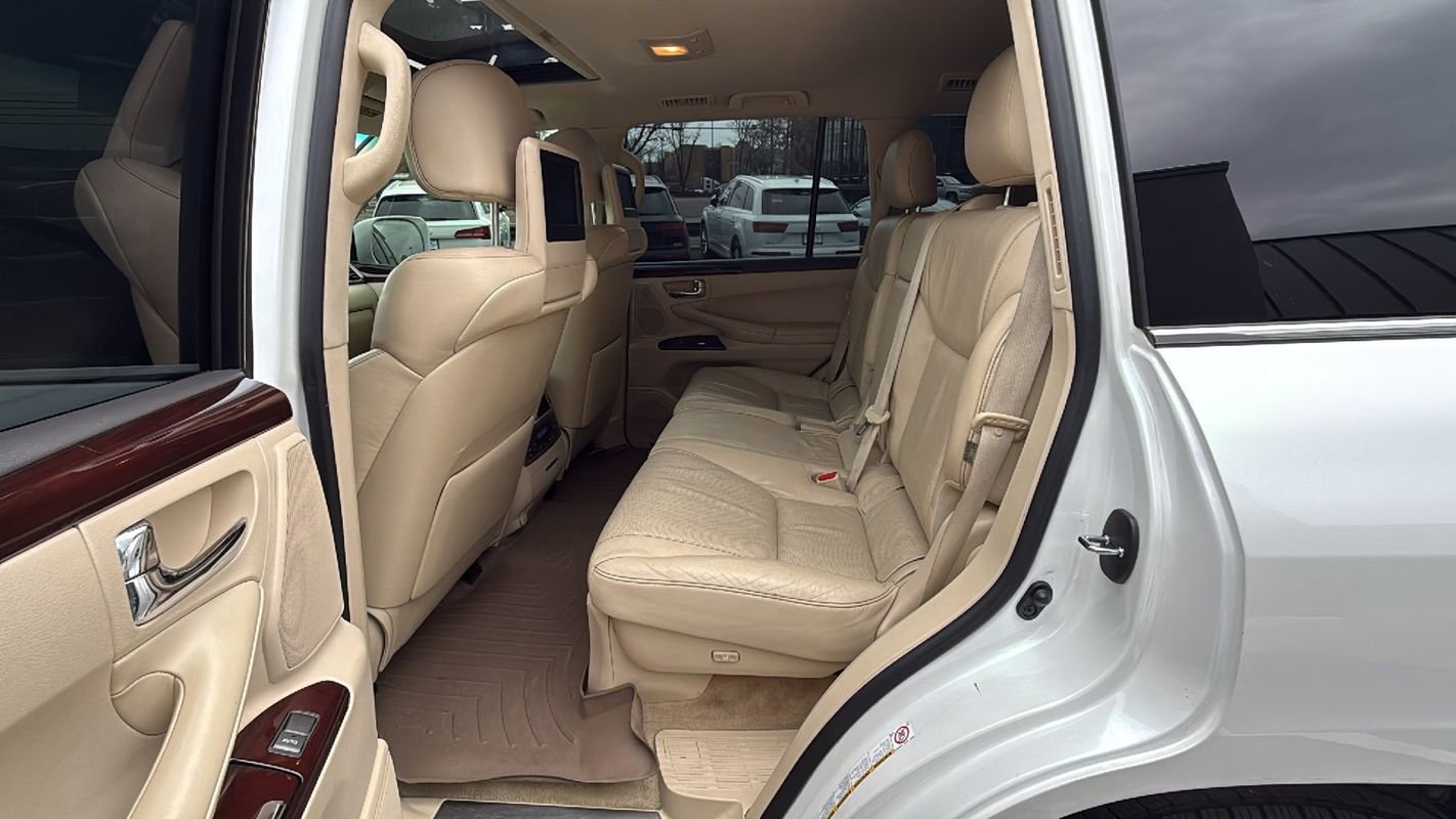 Used 2013 Lexus LX 570 4WD w/ Luxury Pkg image 12