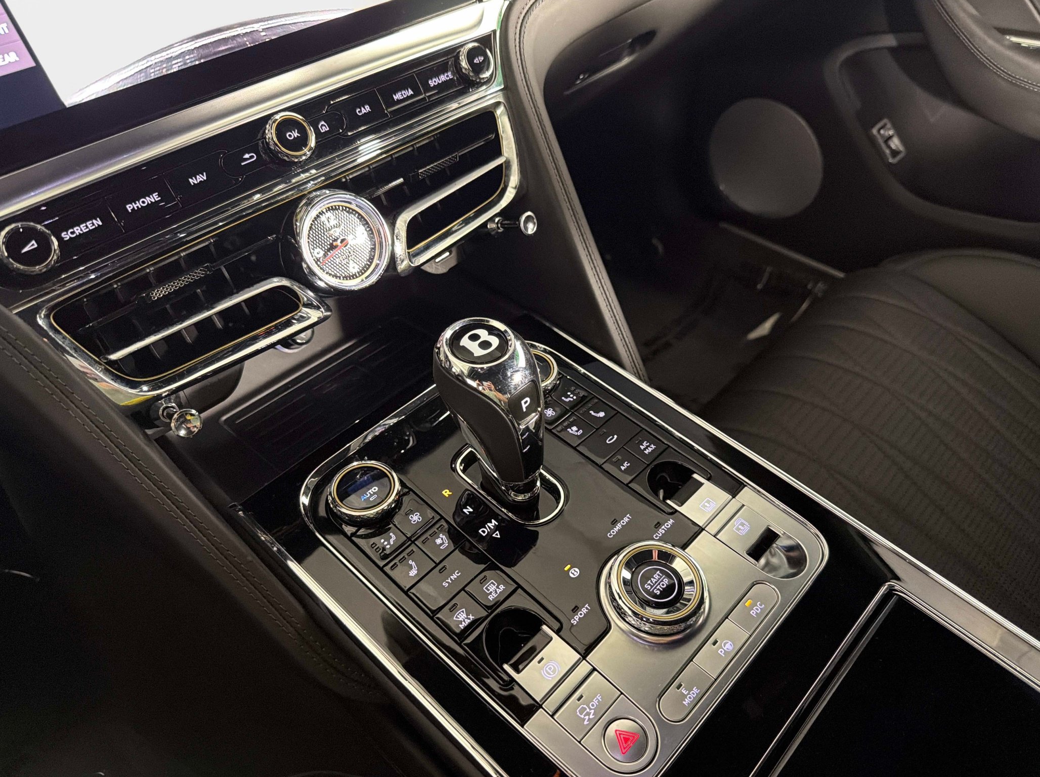 Used 2022 Bentley Flying Spur Plug-In Hybrid AWD/4WD image 45