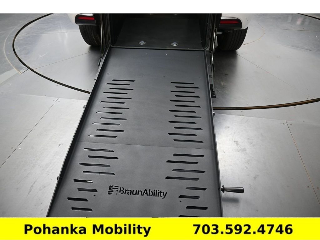 Used 2024 Chrysler Pacifica Touring-L FWD image 3