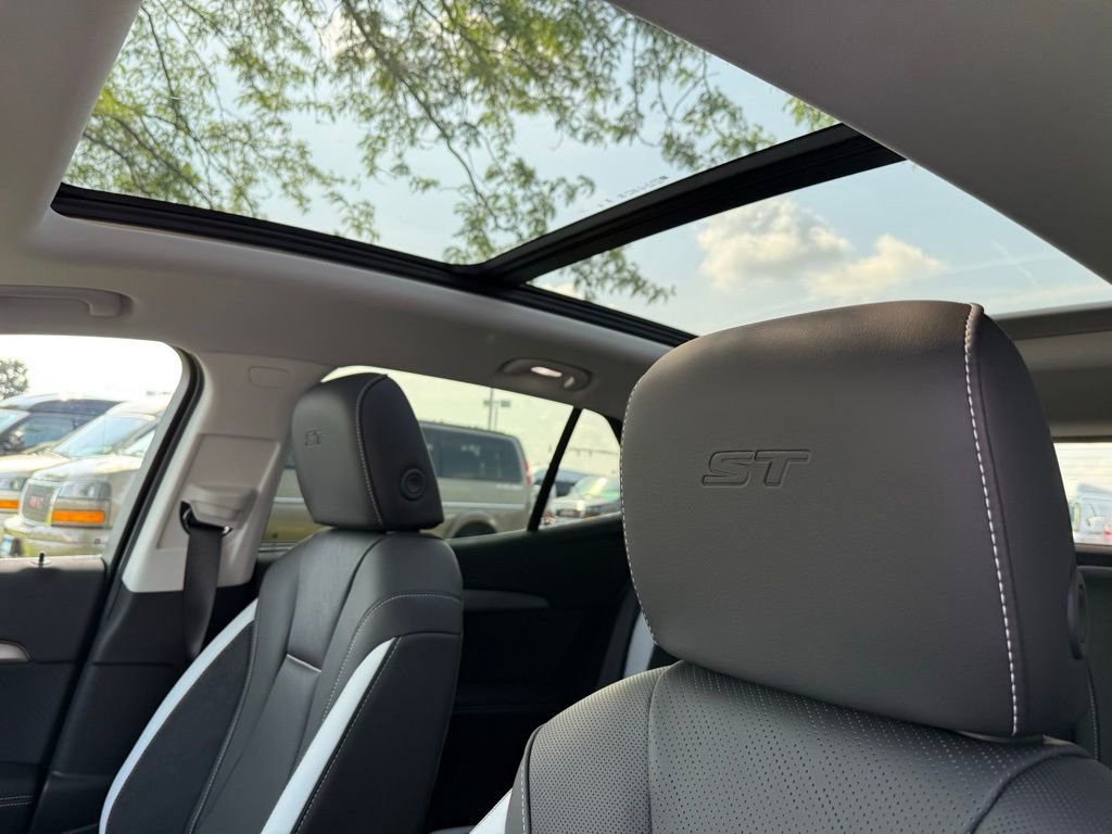 New 2025 Buick Envision Sport Touring image 8