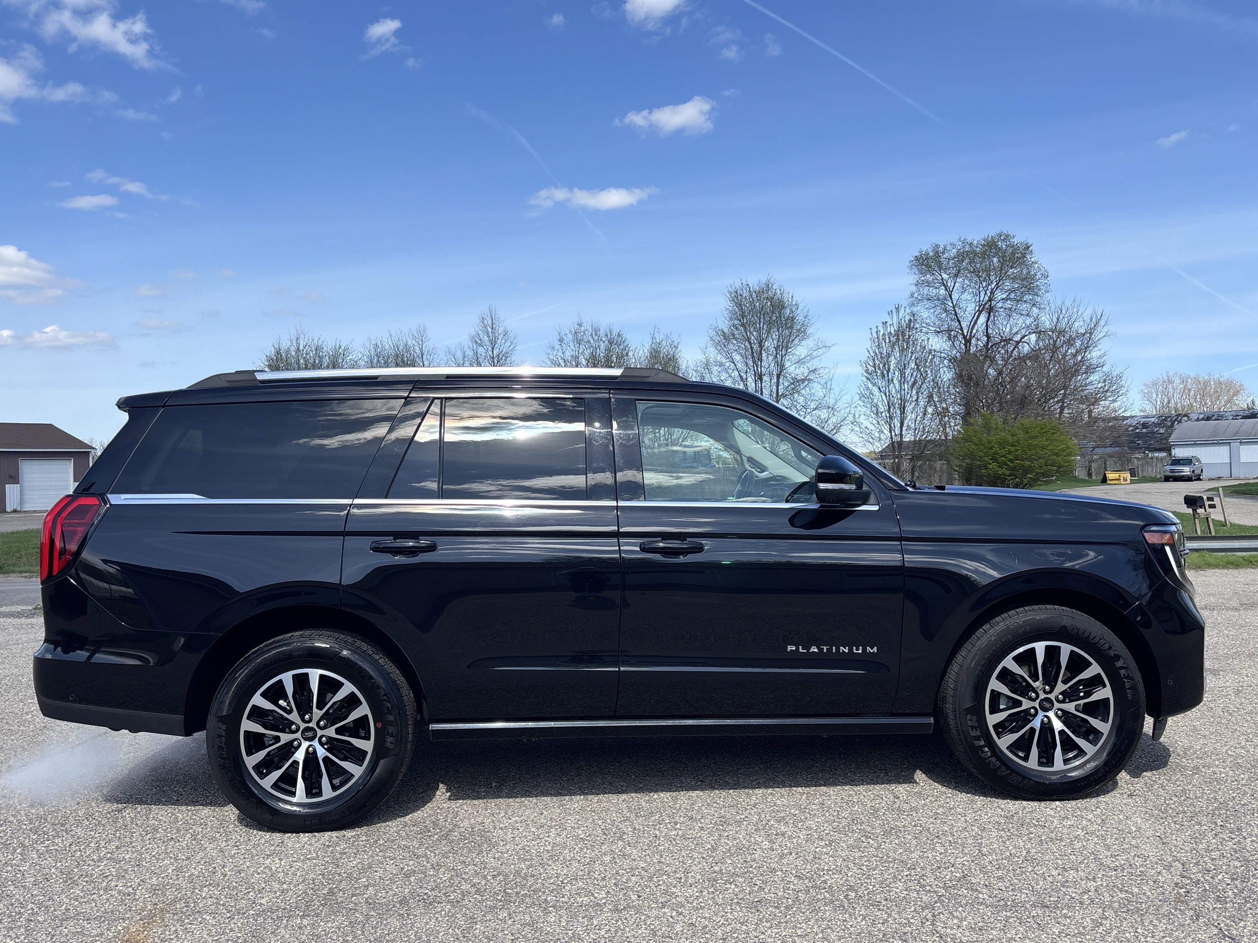 Used 2025 Ford Expedition Platinum AWD/4WD image 2