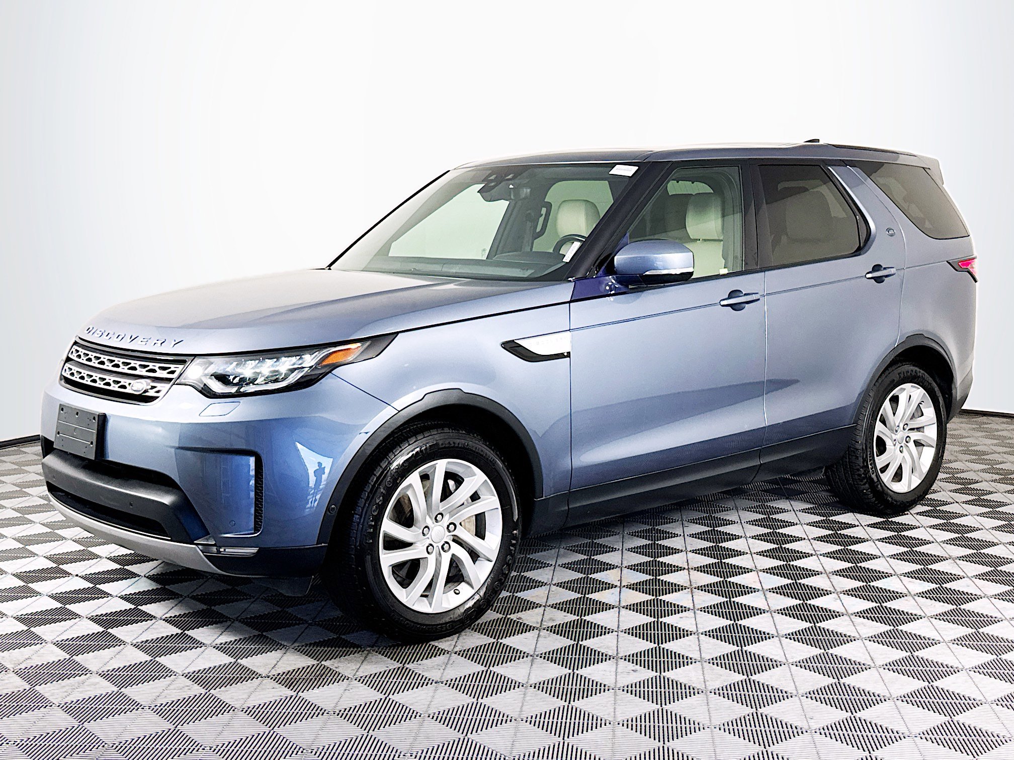 Used 2018 Land Rover Discovery HSE image 4