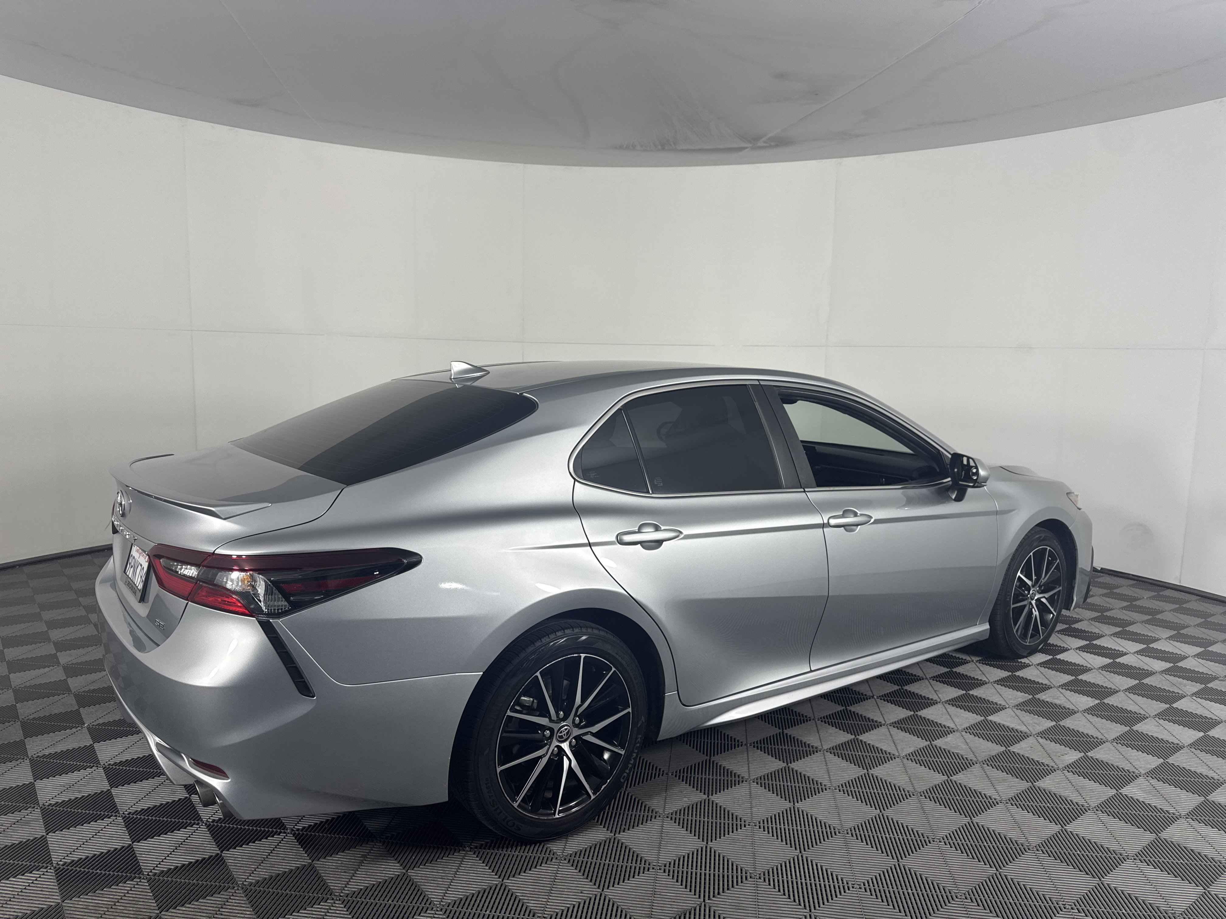 Used 2023 Toyota Camry SE FWD image 6