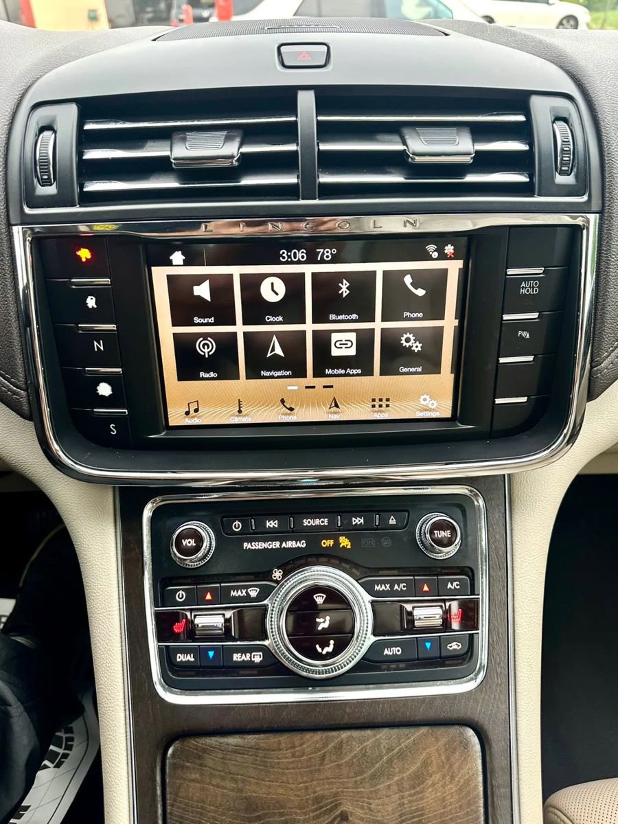 Used 2017 Lincoln Continental Select FWD image 17