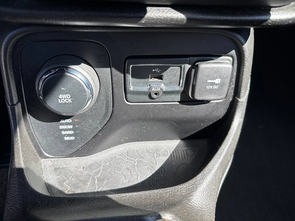 Used 2017 Jeep Renegade Latitude AWD/4WD image 24