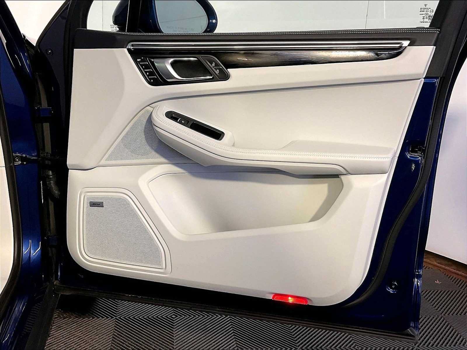 Certified 2023 Porsche Macan S AWD/4WD image 26