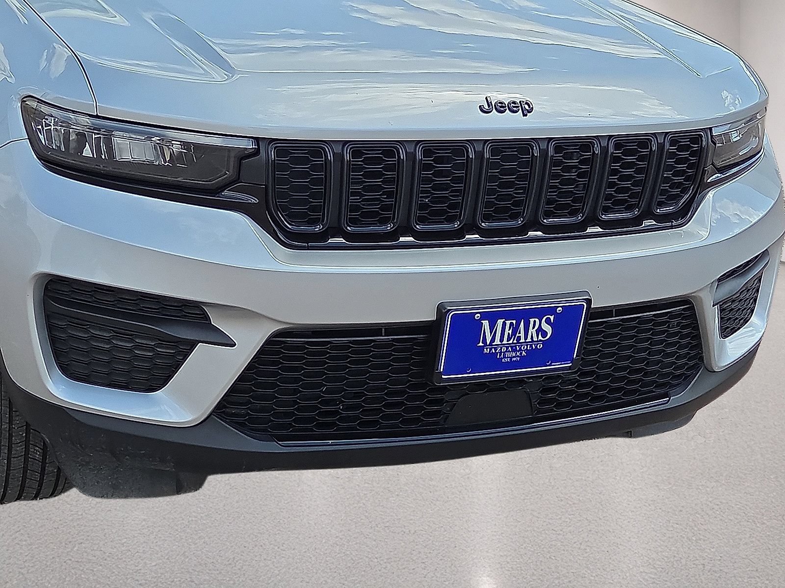 Used 2025 Jeep Grand Cherokee Altitude AWD/4WD image 9