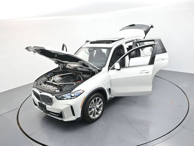 Used 2025 BMW X5 xDrive50e AWD/4WD image 44
