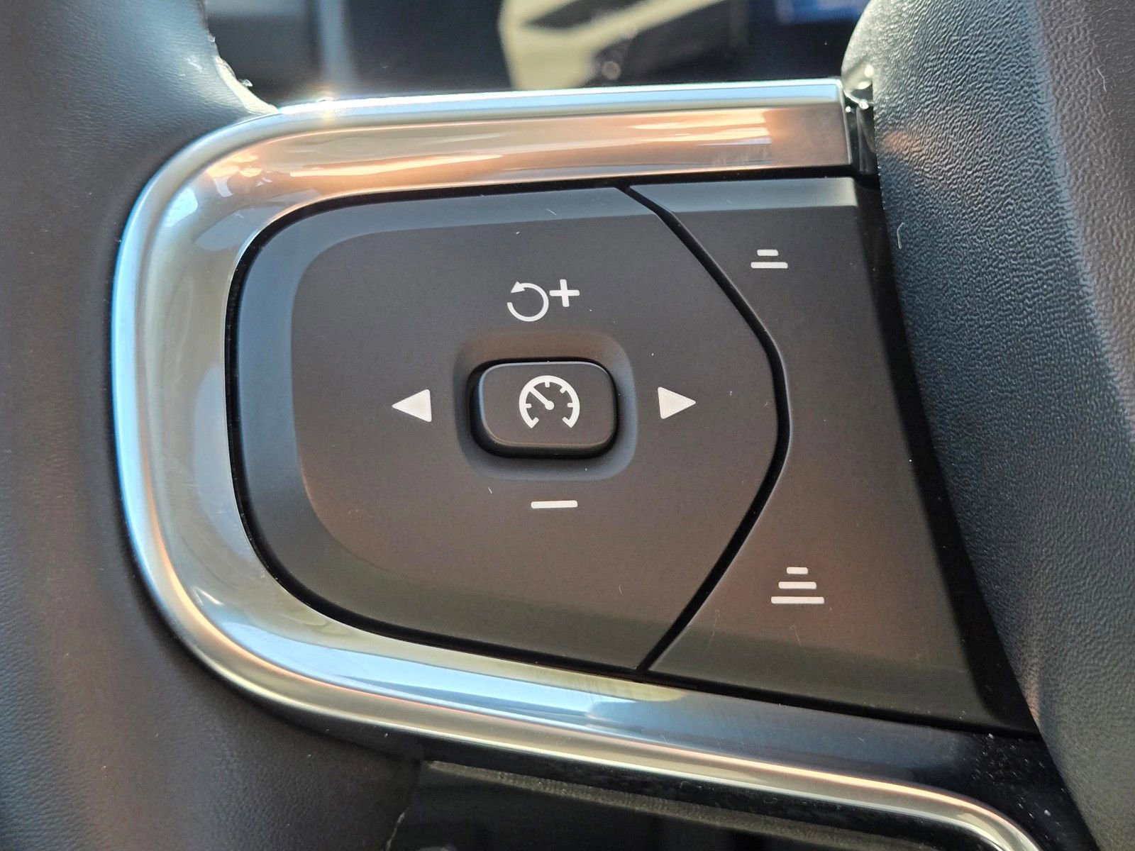 Used 2025 Volvo XC40 B5 Plus image 25