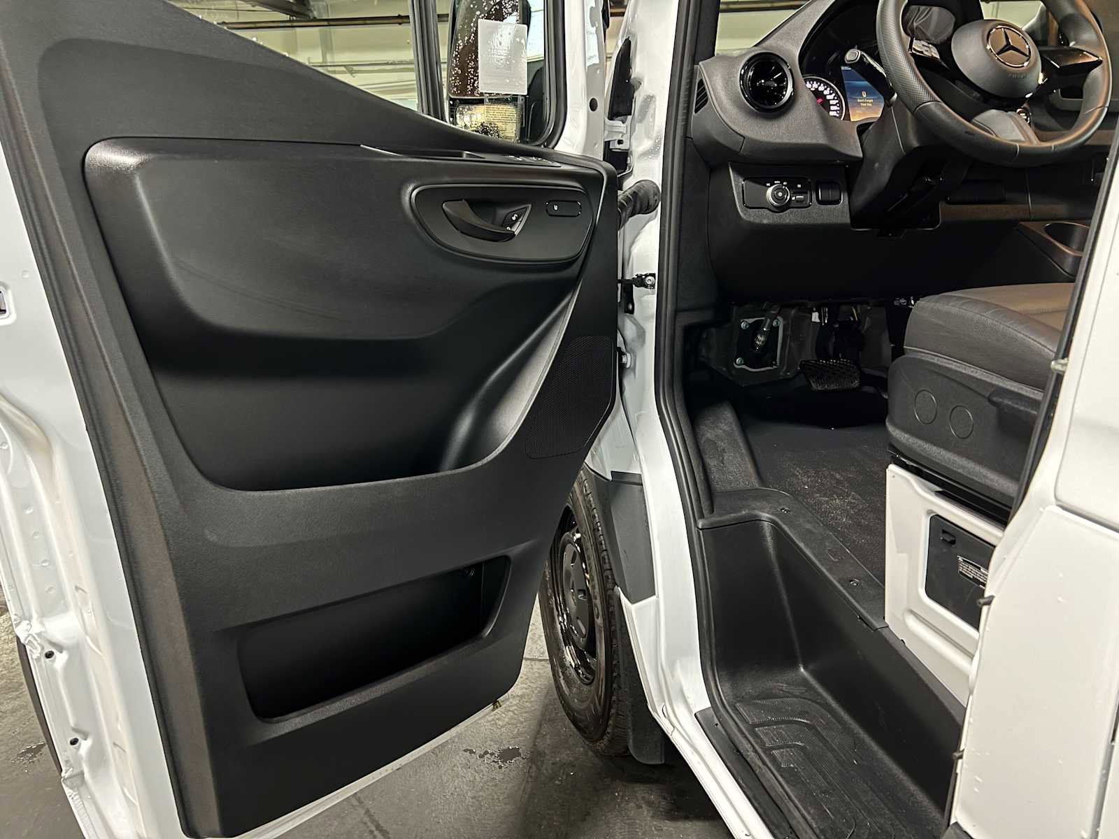 Used 2025 Mercedes-Benz Sprinter 2500 image 20