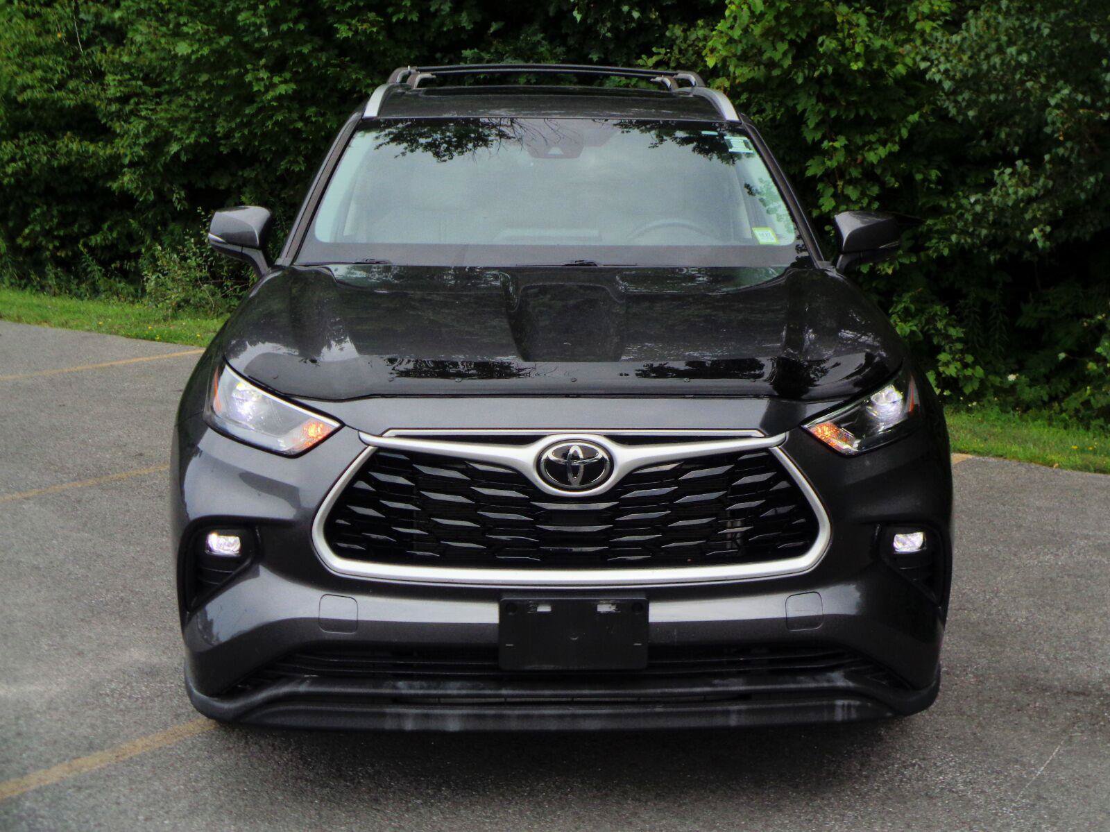 Used 2022 Toyota Highlander XLE AWD/4WD image 2