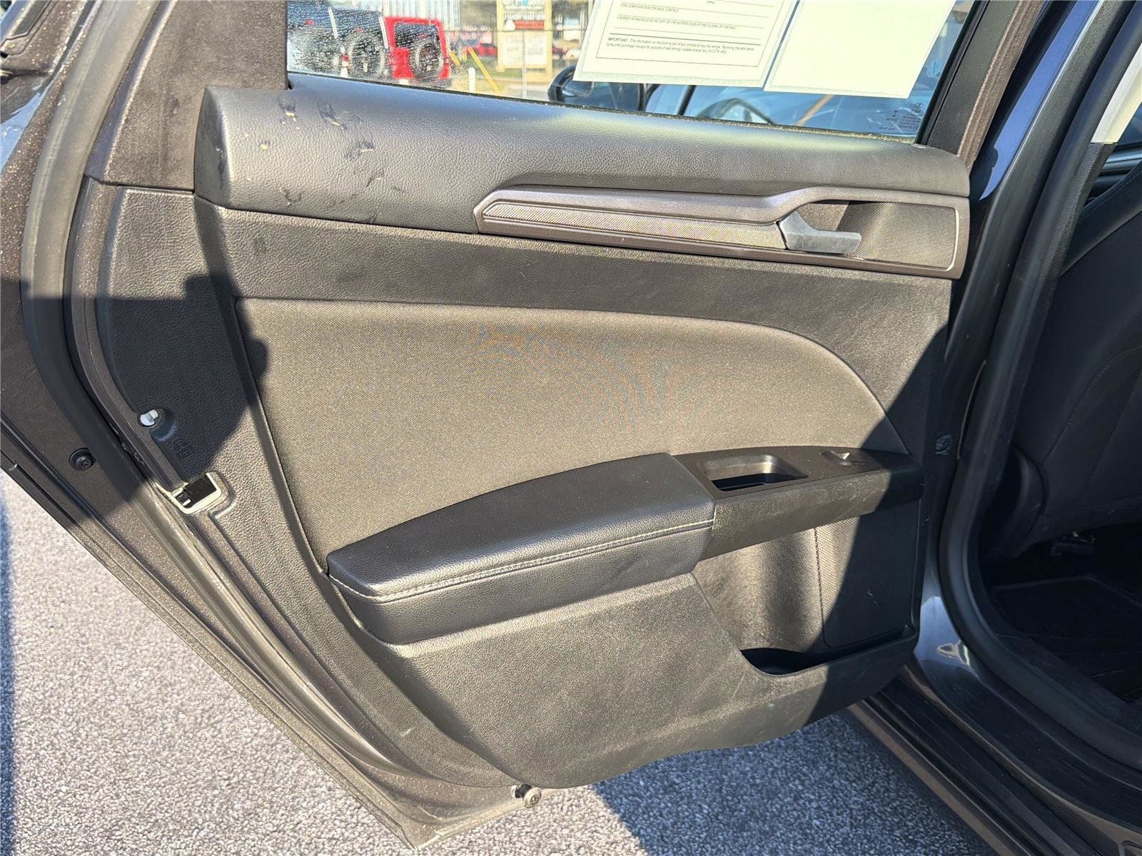 Used 2017 Ford Fusion SE w/ Fusion SE Technology Package image 19