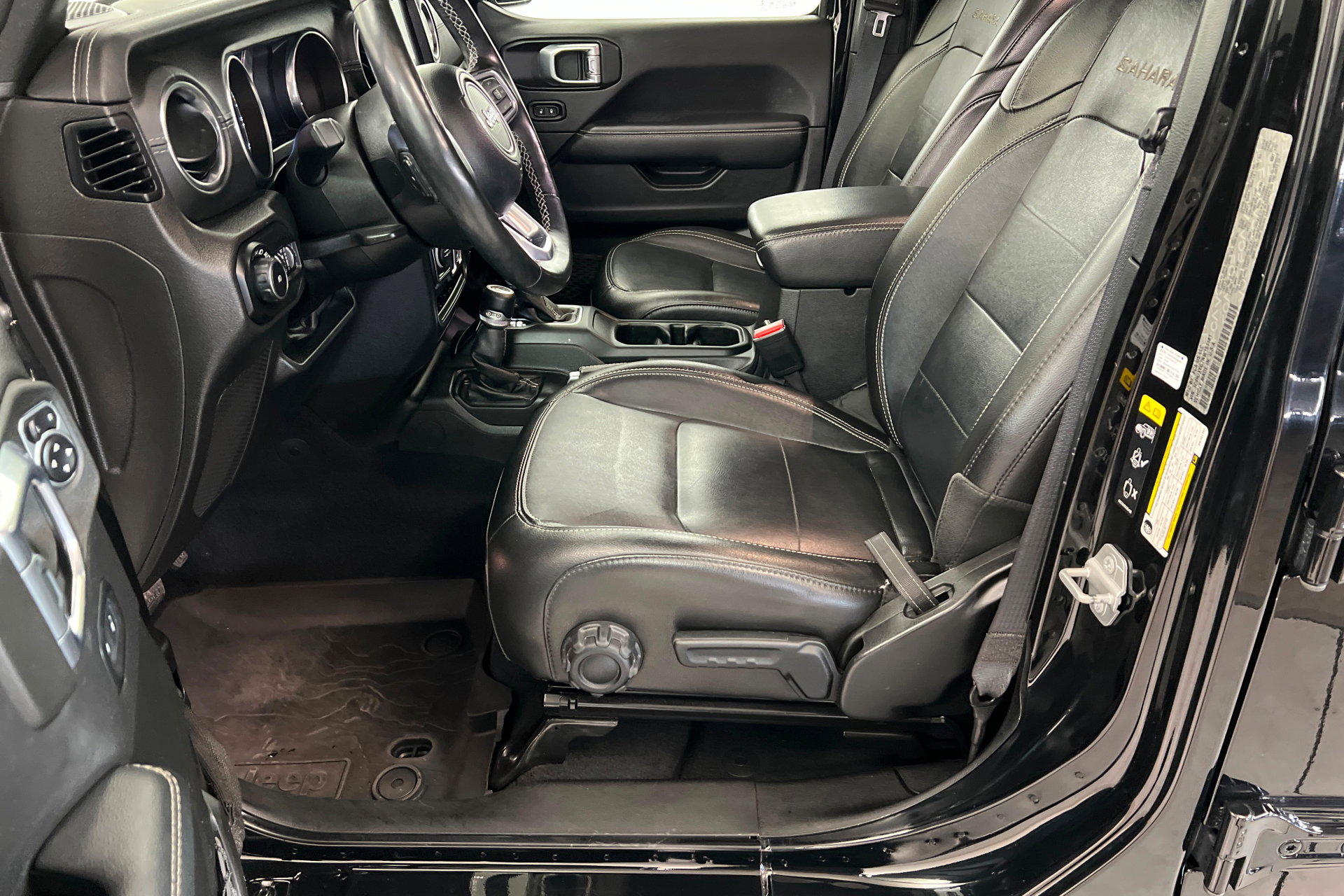 Used 2022 Jeep Wrangler Unlimited Sahara w/ Cold Weather Group image 18