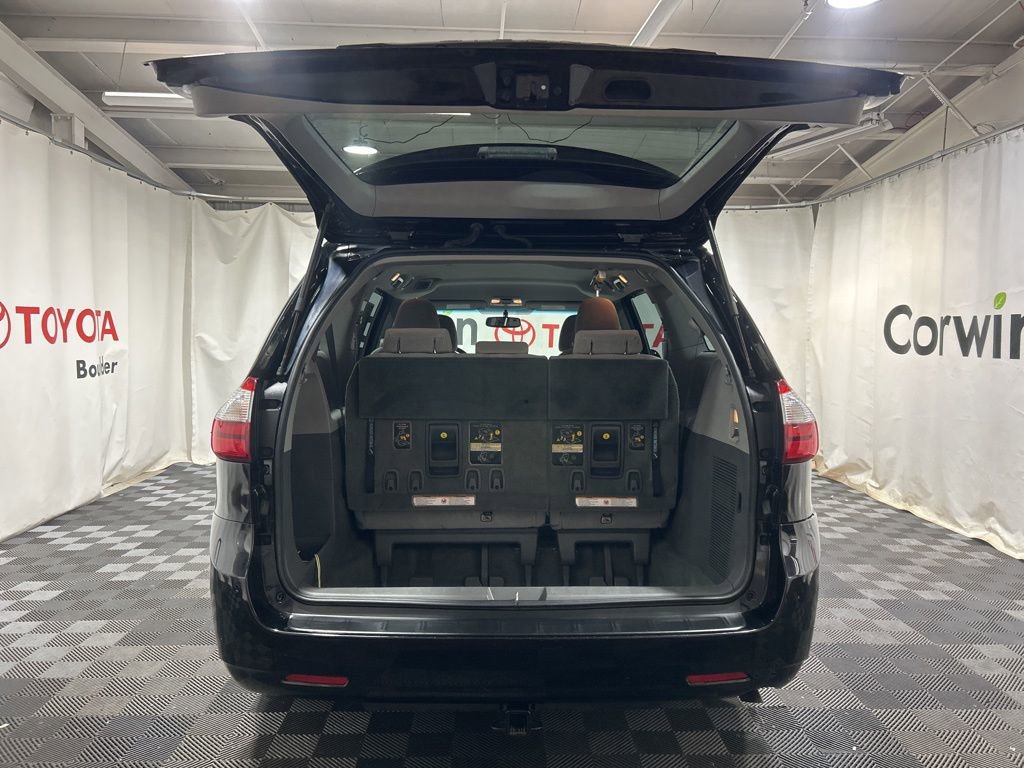 Used 2017 Toyota Sienna LE image 19