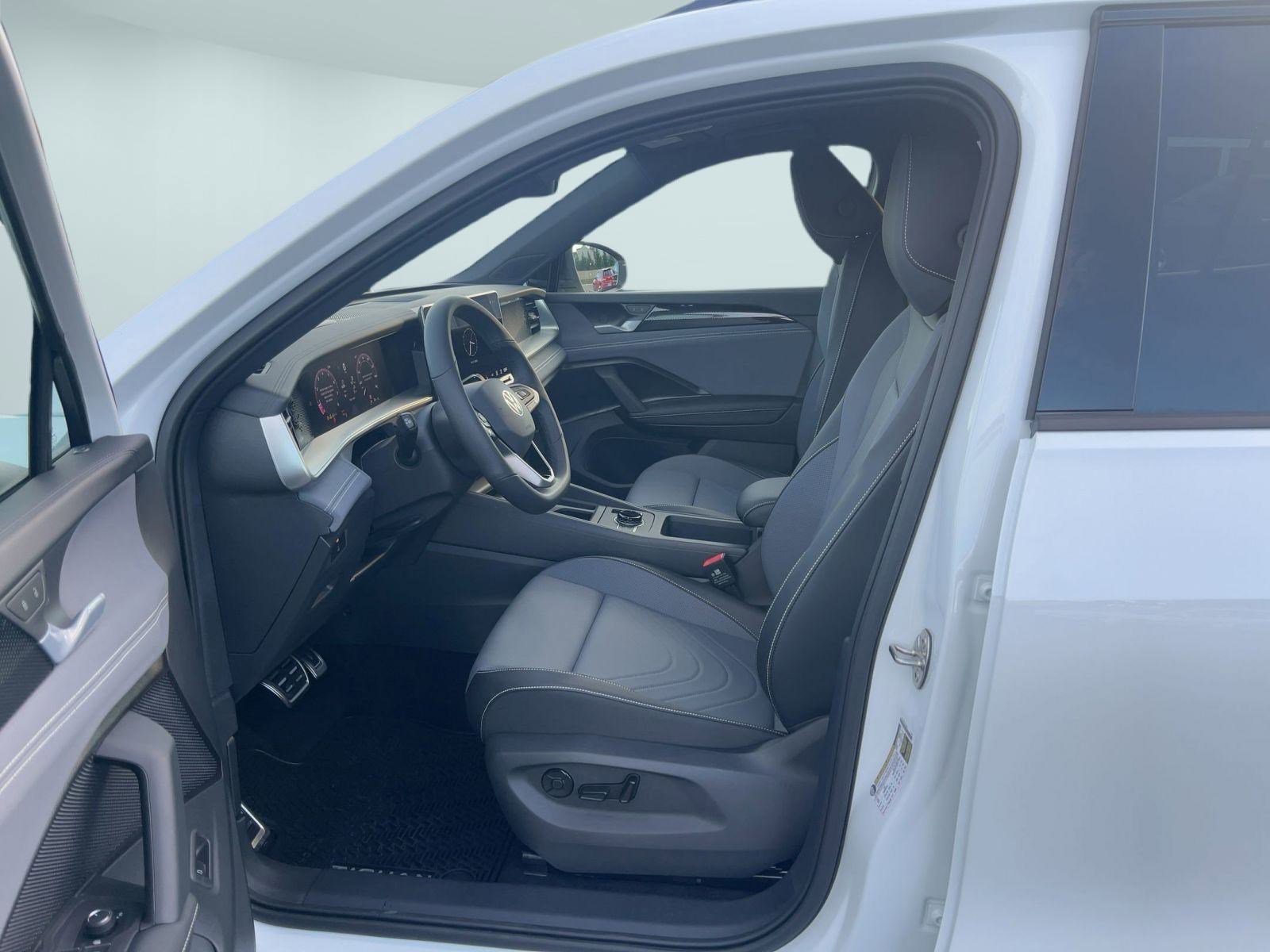 New 2026 Volkswagen Tiguan SE R-Line image 5