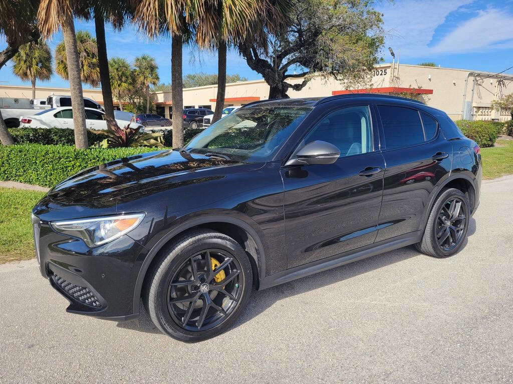 Used 2019 Alfa Romeo Stelvio Sprint w/ Nero Edizione image 4