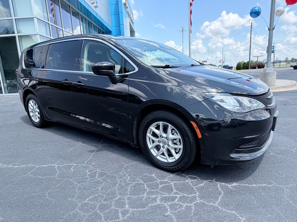 Used 2022 Chrysler Voyager LX FWD image 2