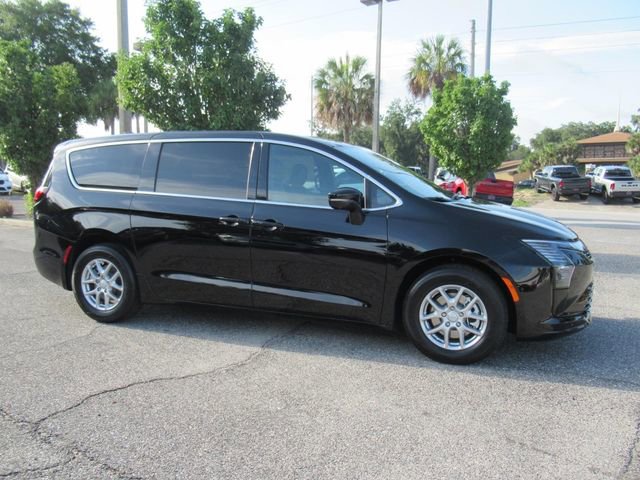 New 2027 Chrysler Pacifica Select FWD image 2
