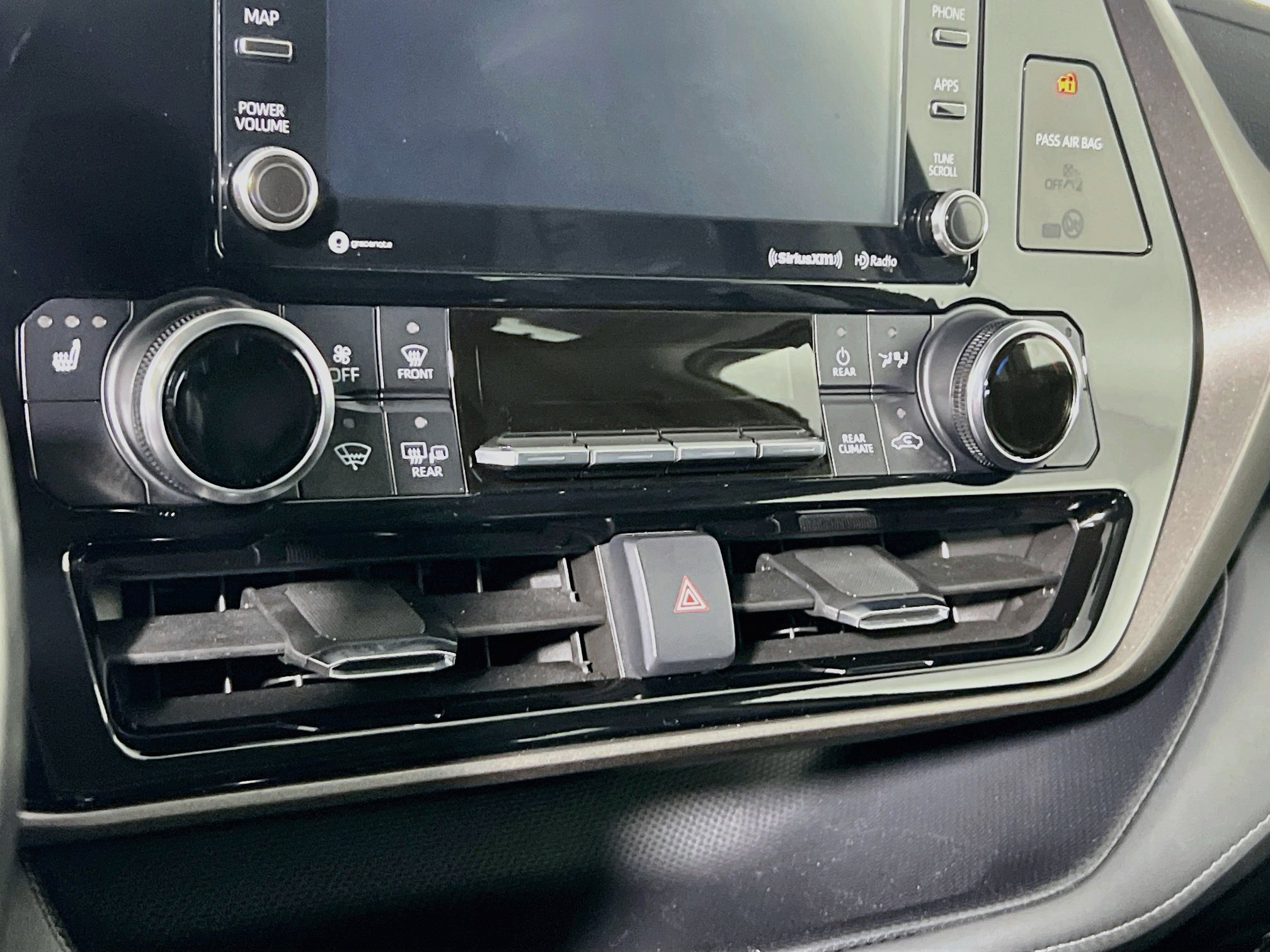 Used 2022 Toyota Highlander XLE FWD image 26