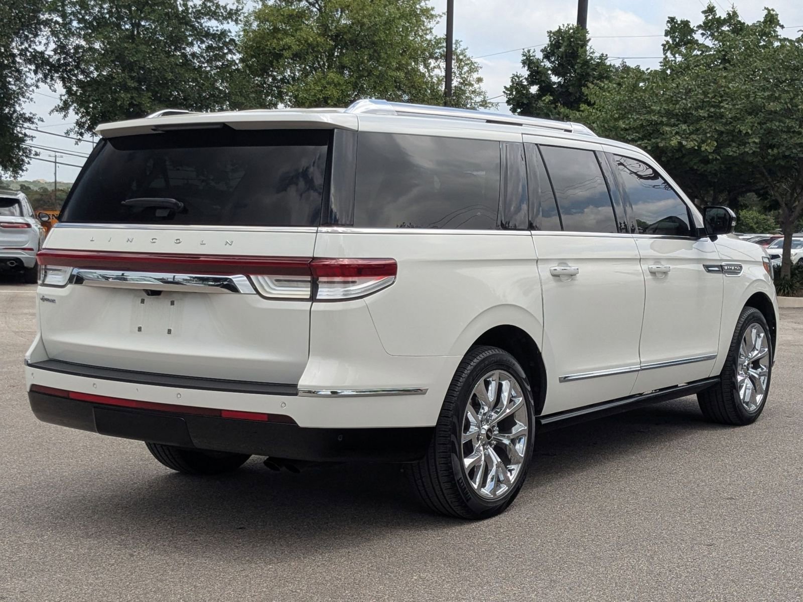 Used 2022 Lincoln Navigator L Reserve AWD/4WD image 2
