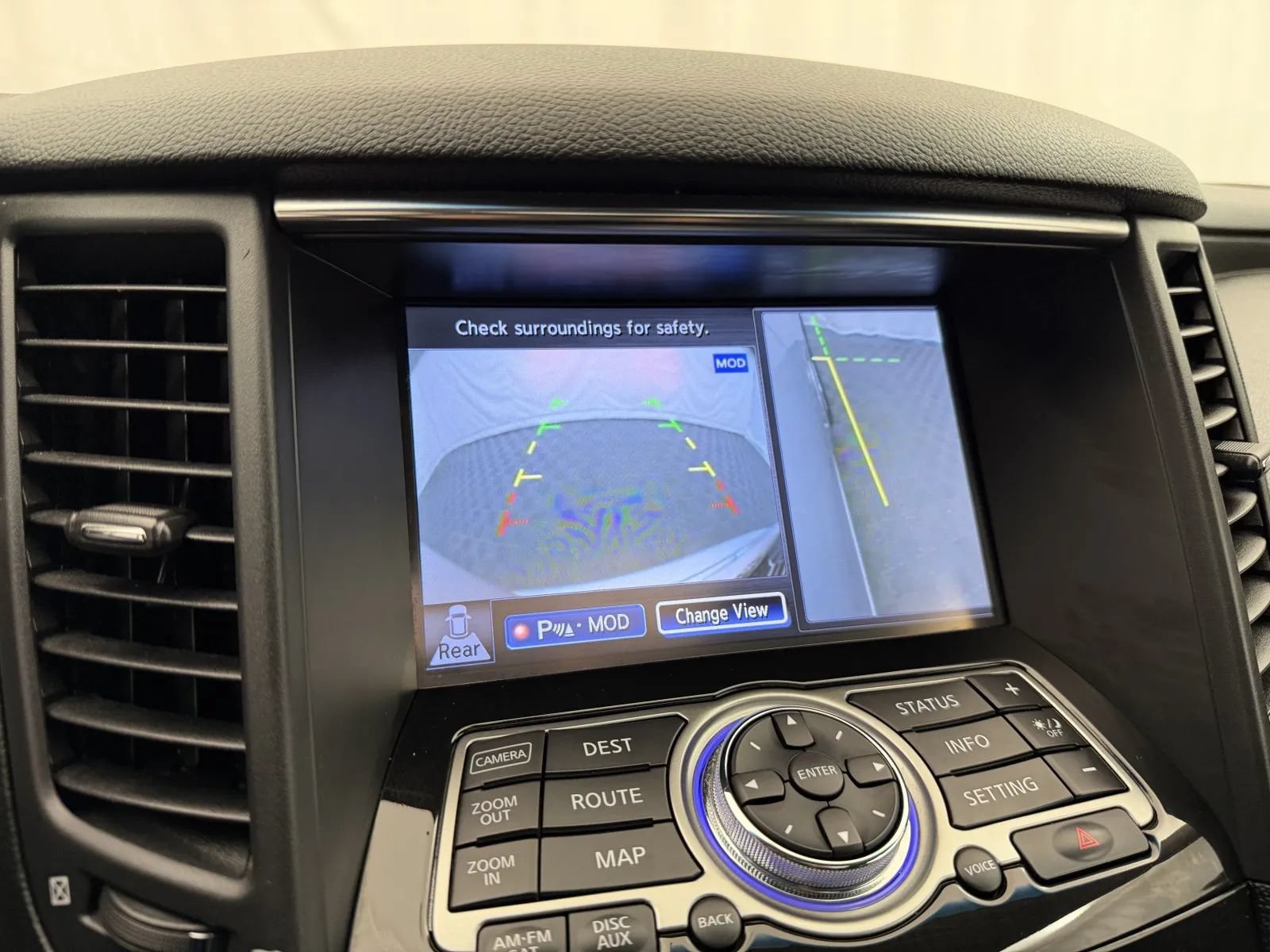 Used 2017 INFINITI QX70 AWD w/ Premium Package image 17
