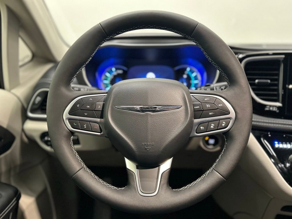 Used 2024 Chrysler Pacifica Select image 14