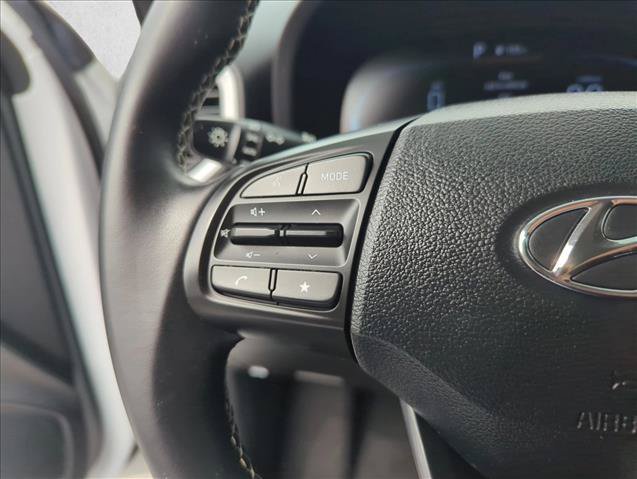 Used 2023 Hyundai Venue Limited FWD image 17