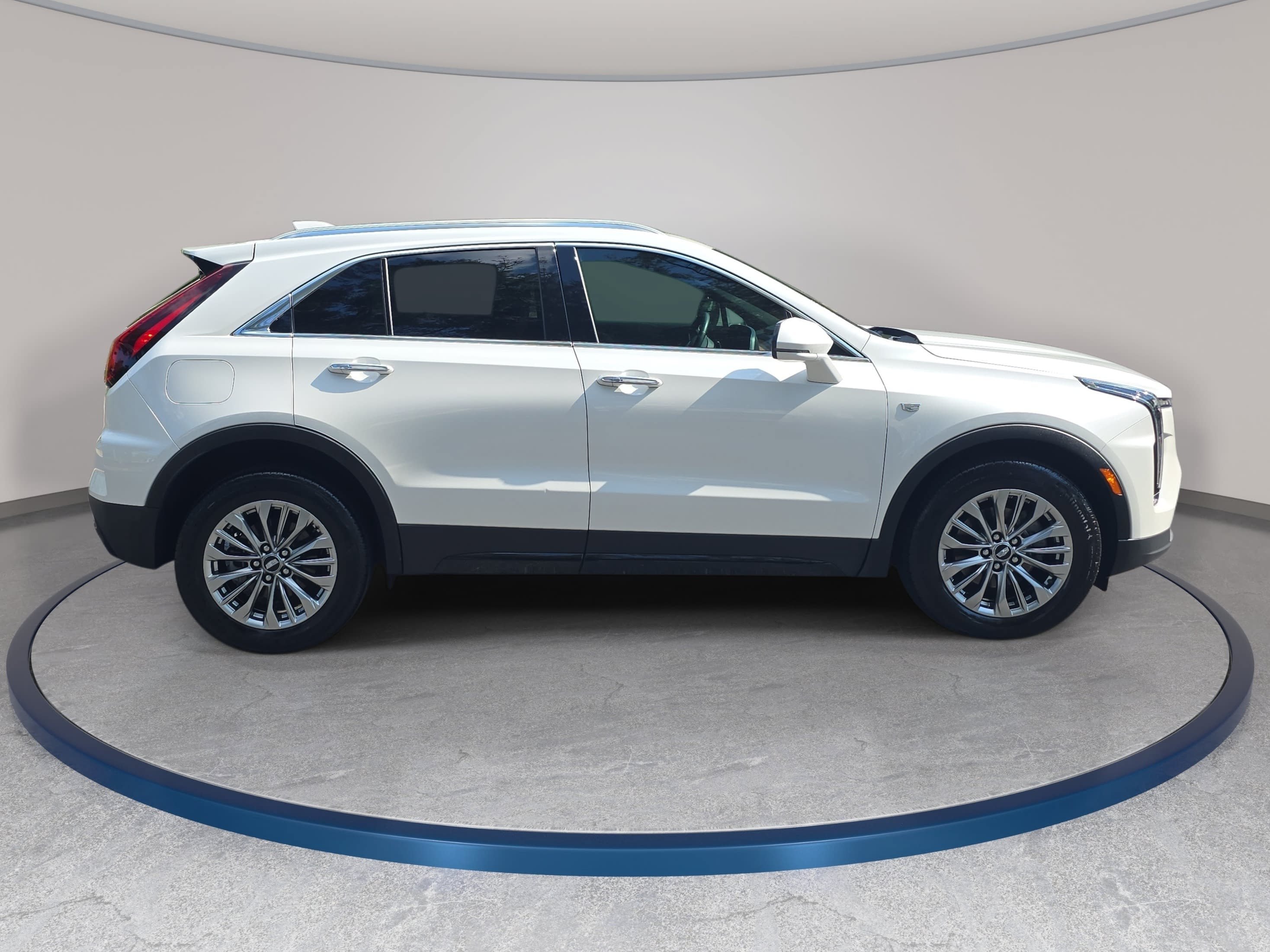 Used 2024 Cadillac XT4 Premium Luxury w/ Technology Package FWD image 4