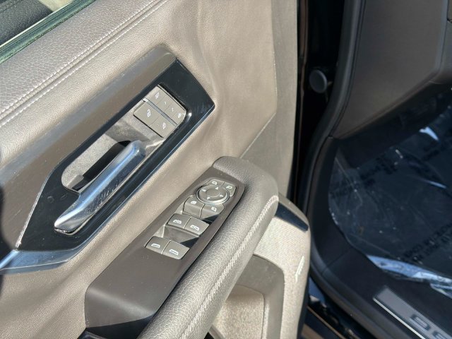 Used 2025 GMC Yukon Denali AWD/4WD image 17