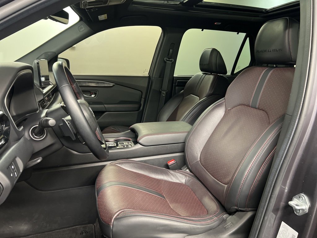 Used 2025 Honda Pilot Black Edition image 28