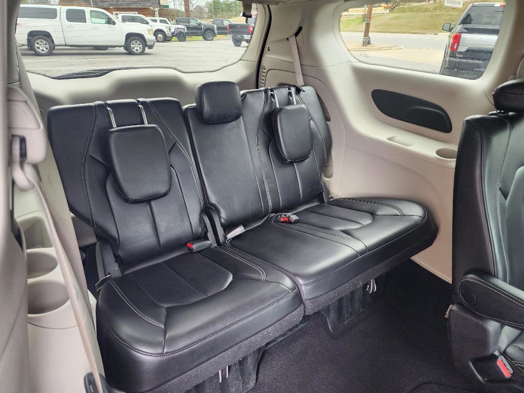 Used 2023 Chrysler Pacifica Touring-L image 10