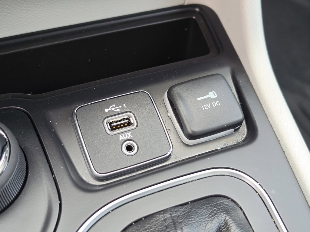 Certified 2022 Jeep Cherokee Latitude Lux w/ Sun & Sound Group AWD/4WD image 24