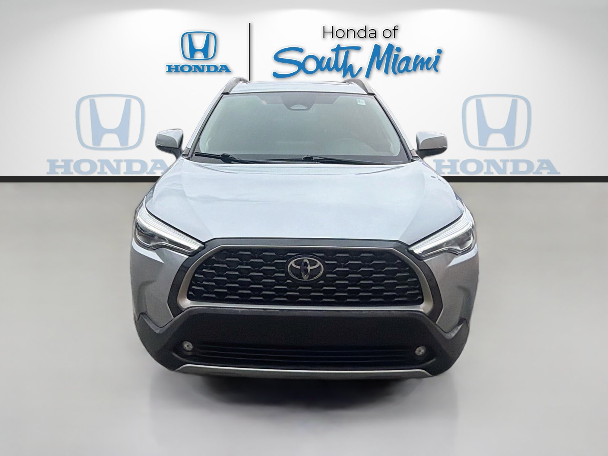 Used 2023 Toyota Corolla Cross XLE w/ Convenience Package FWD image 2