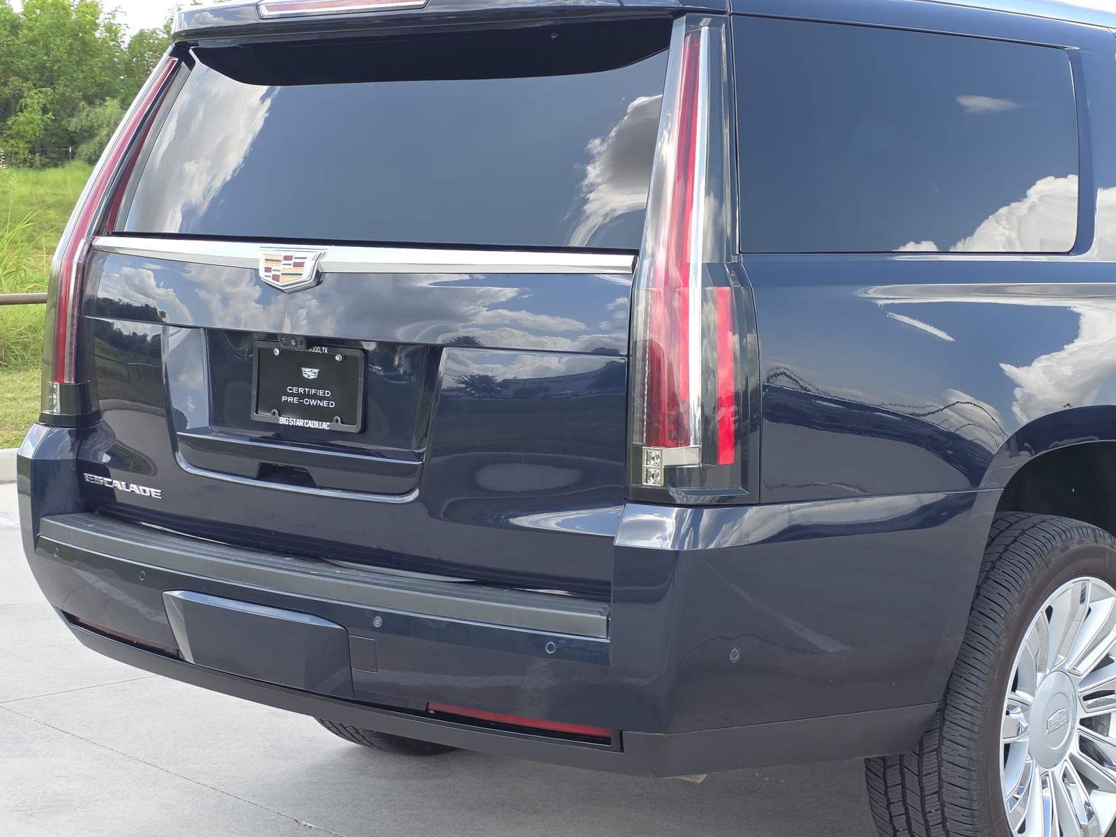 Used 2020 Cadillac Escalade ESV Platinum AWD/4WD image 11