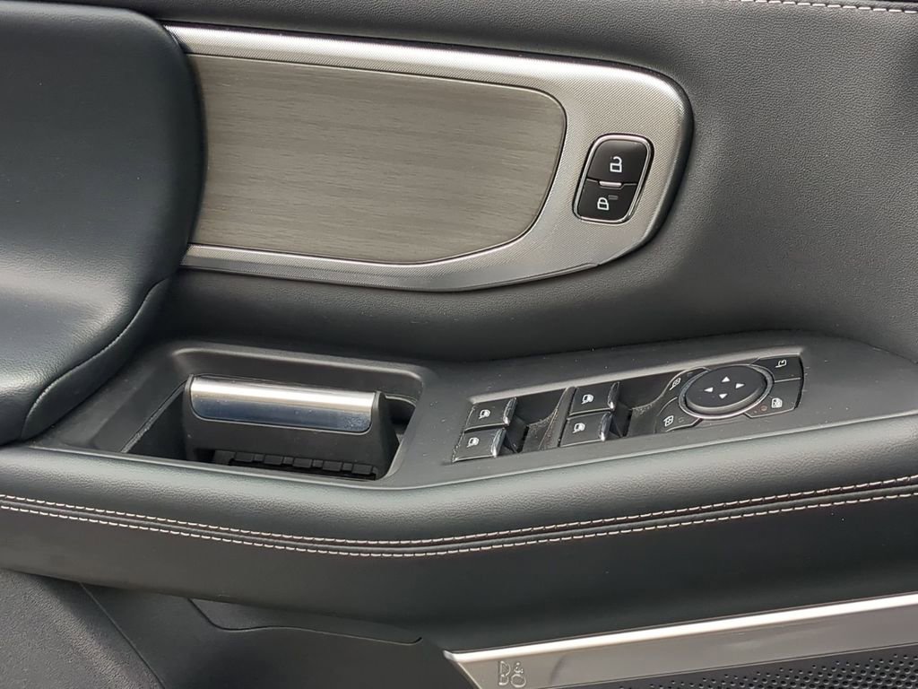 Used 2025 Ford Expedition Platinum image 13