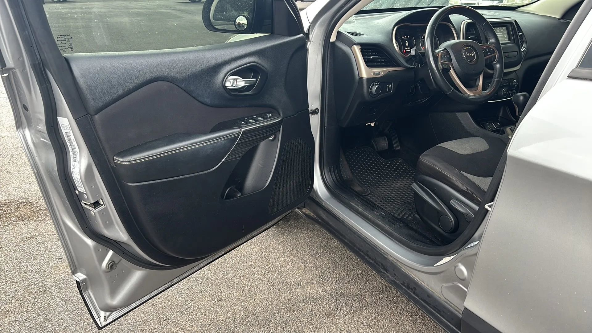 Used 2015 Jeep Cherokee Sport w/ Cold Weather Group FWD image 9