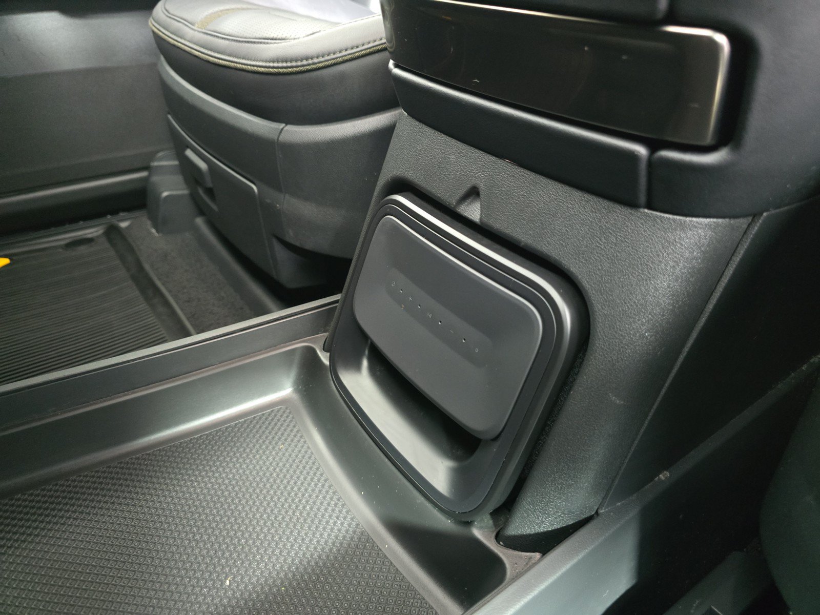Used 2023 Rivian R1S Adventure AWD/4WD image 33