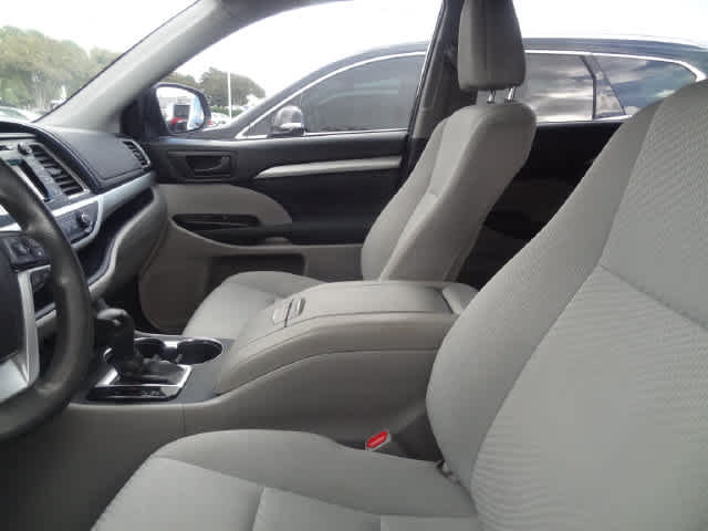 Used 2019 Toyota Highlander LE AWD/4WD image 7
