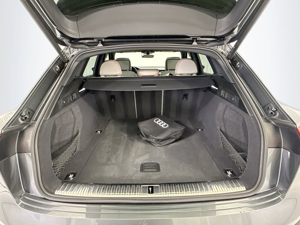 Used 2024 Audi Q8 e-tron Prestige image 27