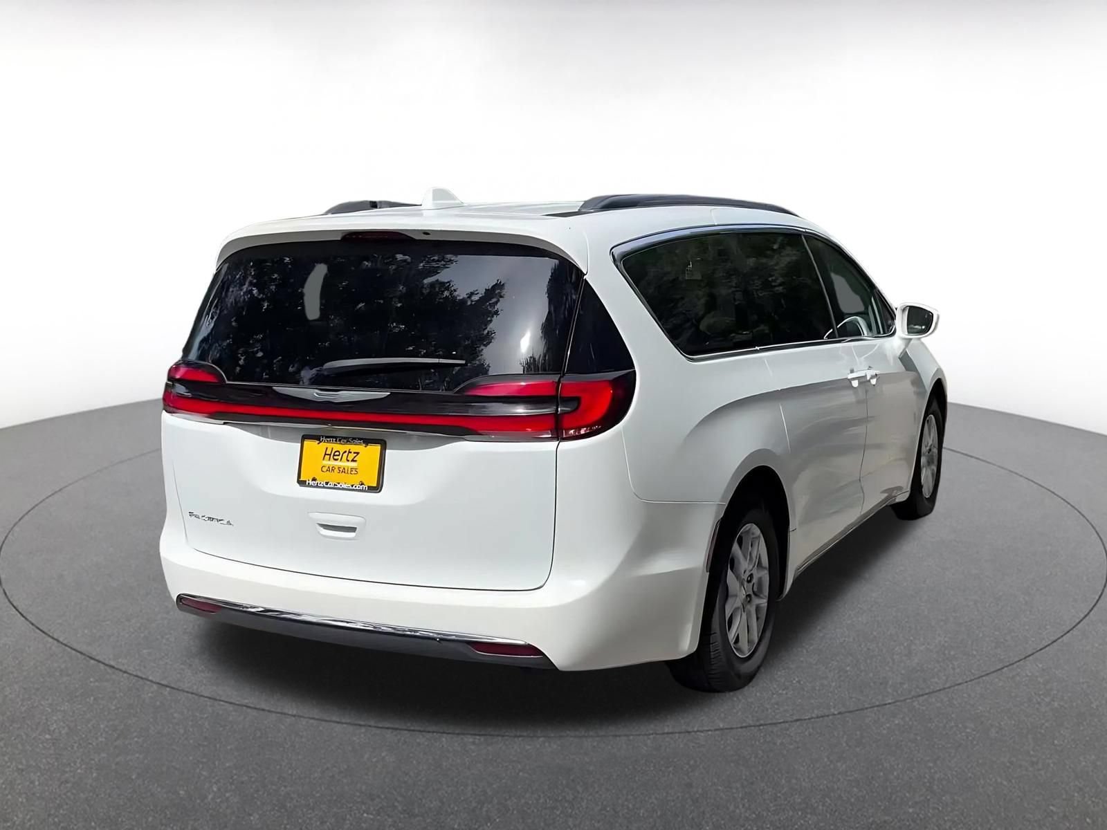 Used 2022 Chrysler Pacifica Touring-L FWD image 14